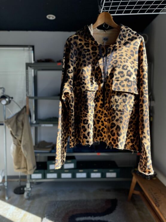 【Unisex】AiE | エーアイイー　SPO Hoody 《CottonLined Pile Fleece》- LEOPARD PRINTED