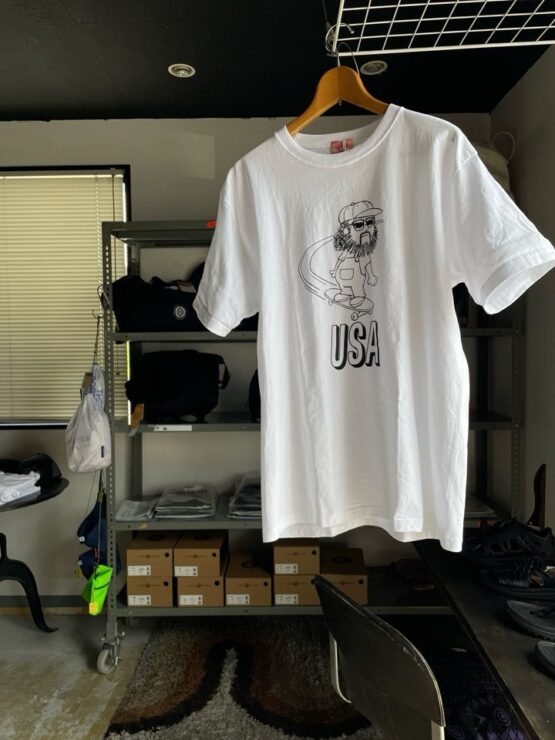 【Men's】BIG MIKE | ビッグマイク　スケボーオジサン S/S Tee - WHITE