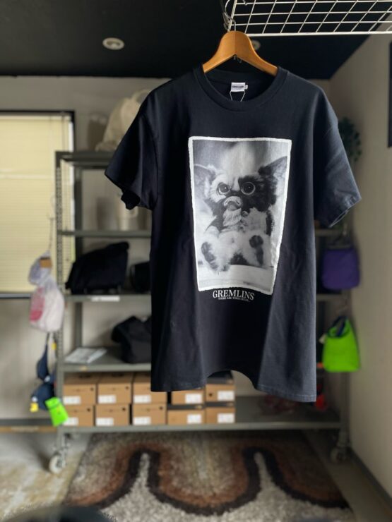 【Unisex】GREMLiNS | グレムリン　Gremlins Photo Tee - Black
