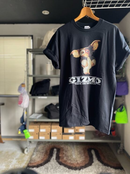【Unisex】GREMLiNS | グレムリン　Gremlins Print Tee - BLACK
