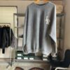 【Unisex】SCREEN STARS | スクリーンスターズ　Felt print Crew Neck Sweat - CHARCOAL - 画像 (2)