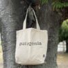 【Unisex】patagonia | パタゴニア　Recycled Market Tote - '73 TEXT LOGO : CLASSIC TAN [59250] - 画像 (2)