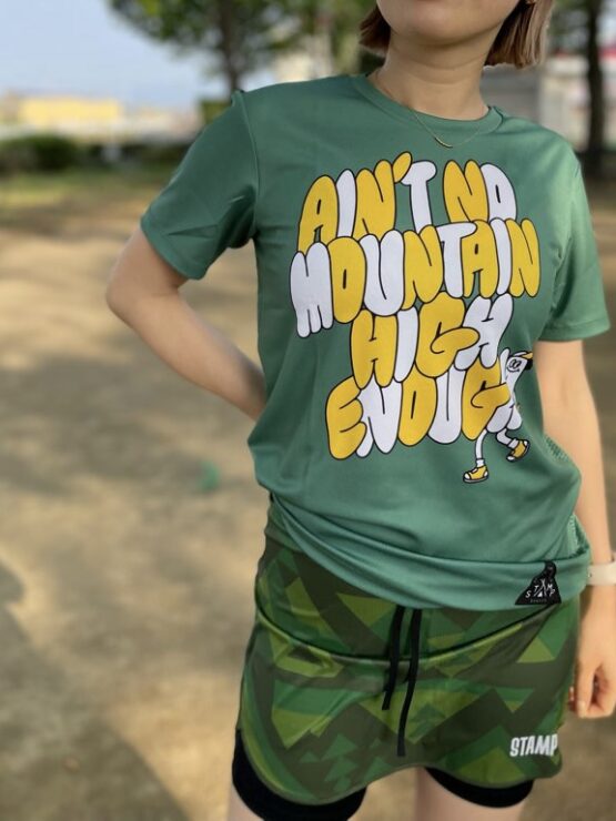 【Ladies】STAMP Run&Co | スタンプ ランアンドカンパニー　STAMP Graphic Run Tee "MOUNTAIN HIGH" - GREEN