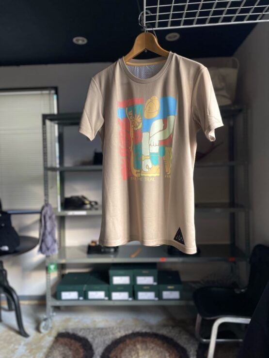 【Men's】STAMP Run&Co | スタンプ ランアンドカンパニー　STAMP Graphic Run Tee "ENTER THE TRAIL" - BEIGE