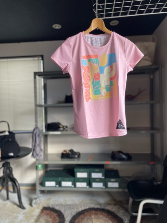 【Ladies】STAMP Run&Co | スタンプ ランアンドカンパニー　STAMP Graphic Women's Run Tee "ENTER THE TRAIL" - PINK