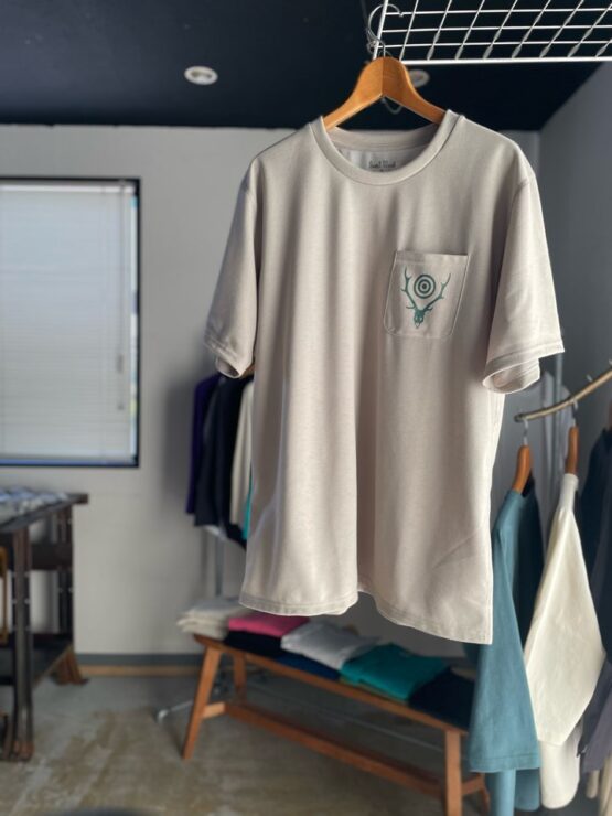 【Men's】South2 West8 | サウスツーウエストエイト　S/S Round Pocket Tee 《CIRCLE HORN》- TAUPE