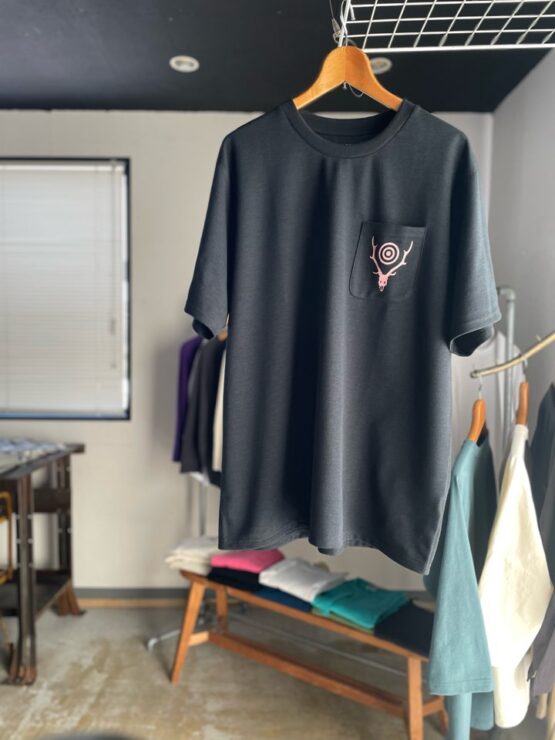 【Men's】South2 West8 | サウスツーウエストエイト　S/S Round Pocket Tee 《CIRCLE HORN》- BLACK