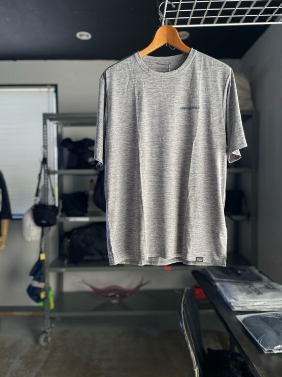【Men's】patagonia | パタゴニア　M's Cap Cool Daily Graphic Shirt Waters - BOARDSHORT LOGO ABALONE BLUE : FEATHER GREY [45355]