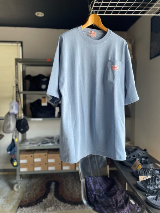 【Men's】BIG MIKE | ビッグマイク　Heavy Wide Sunglasses Pocket S/S Tee - BLUE GRAY