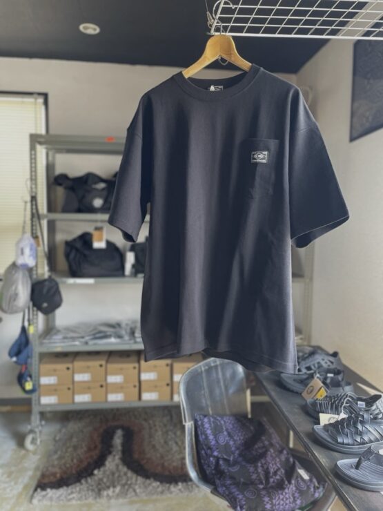 【Men's】BIG MIKE | ビッグマイク　Heavy Wide Sunglasses Pocket S/S Tee - BLACK