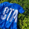 【Men's】STAMP Run&Co | スタンプ ランアンドカンパニー　STAMP Graphic Run Tee "BIG LOGO" - BLUE - 画像 (2)