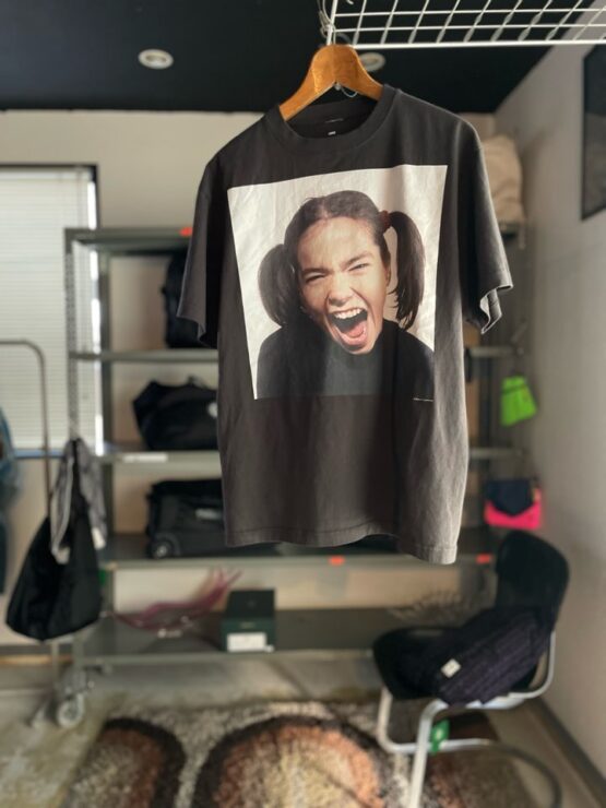 【Unesex】Bjork × Kevin Cummins Photo Grahic S/S Tee - BLACK