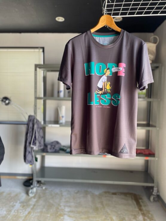 【Men's】STAMP Run&Co | スタンプ ランアンドカンパニー　STAMP Graphic Run Tee "HOP(E) LESS" -GLOOMY-