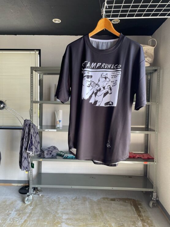 【Unisex】STAMP Run&Co | スタンプ ランアンドカンパニー　STAMP Wide Tee "TWO CATS" - BLACK
