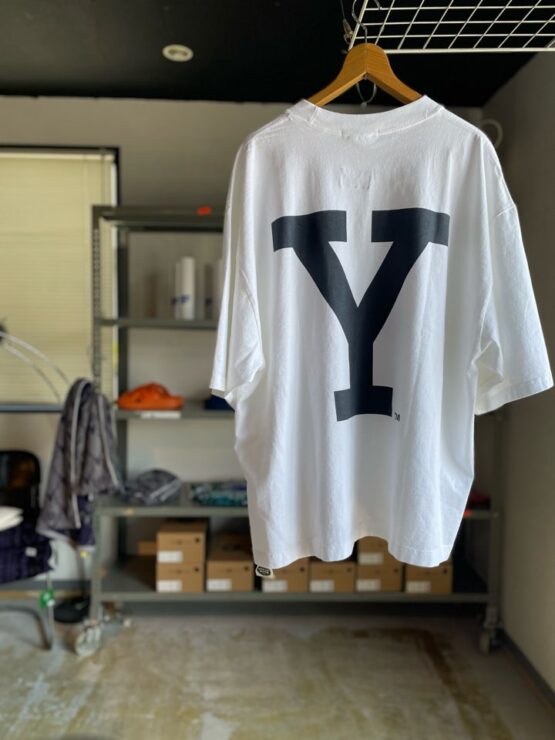 【Men's】The BOOK STORE | ザ・ブックストア　YALE Back Logo SS Tee - WHITE