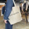 【Unisex】patagonia | パタゴニア　Recycled Market Tote - '73 TEXT LOGO : CLASSIC TAN [59250] - 画像 (3)