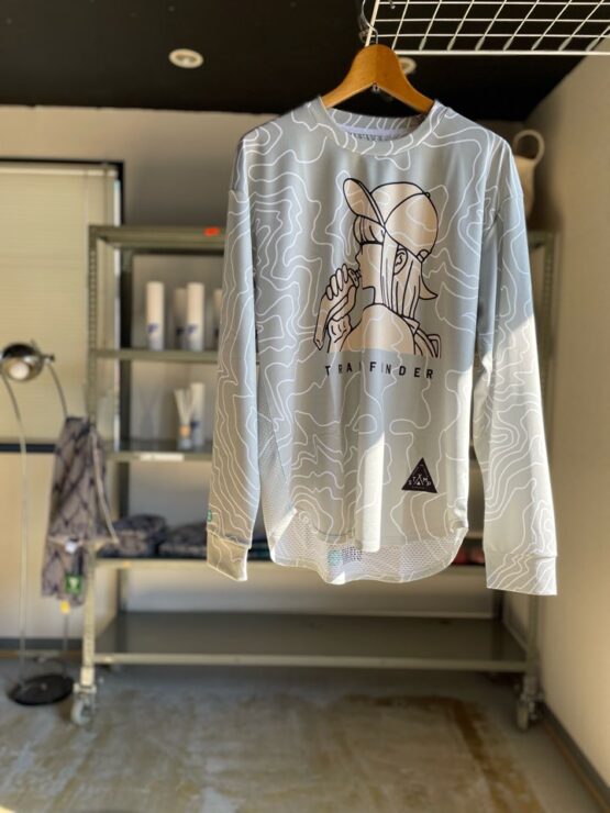 【Unisex】STAMP Run&CO | スタンプ ランアンドカンパニー　STAMP Long Sleeve Tee - TRAIL FINDER GIRL