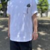 【Unisex】armi | アーミィ　『HARD MAN』Crew Pocket Tee - WHITE - 画像 (3)