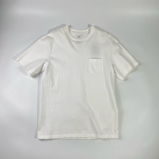 【Unisex】armi | アーミィ　『HARD MAN』Crew Pocket Tee - WHITE