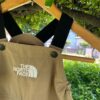 【Kid's】THE NORTH FACE | ザ・ノースフェイス　Baby Field Bib - CK クラシックカーキ [NBB32502] - 画像 (3)