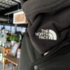 【Unisex】THE NORTH FACE | ザ・ノースフェイス　Enride Hoodie - K ブラック [NN42436] - 画像 (4)