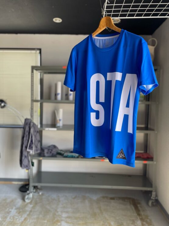 【Men's】STAMP Run&Co | スタンプ ランアンドカンパニー　STAMP Graphic Run Tee "BIG LOGO" - BLUE