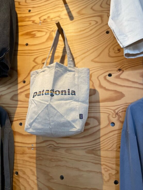 【Unisex】patagonia | パタゴニア　Recycled Market Tote - '73 TEXT LOGO : CLASSIC TAN [59250]
