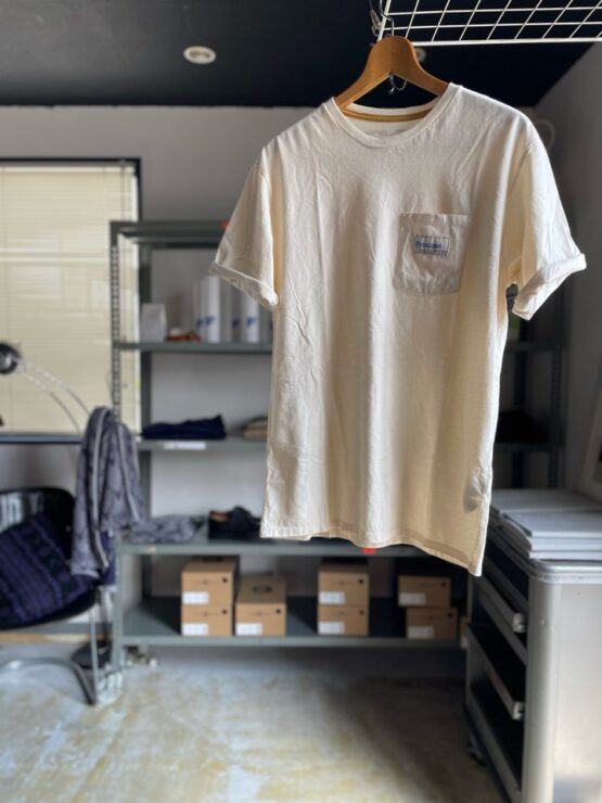 【Men's】patagonia | パタゴニア　Men's Water People Organic Pocket T-Shirt - WATER PEOPLE BANNER : UNDYED NATURAL [37734]