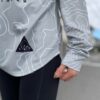 【Unisex】STAMP Run&CO | スタンプ ランアンドカンパニー　STAMP Long Sleeve Tee - TRAIL FINDER GIRL - 画像 (4)