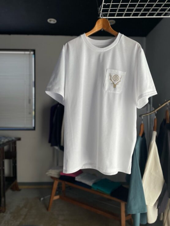 【Men's】South2 West8 | サウスツーウエストエイト　S/S Round Pocket Tee 《CIRCLE HORN》- WHITE