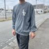 【Unisex】SCREEN STARS | スクリーンスターズ　Felt print Crew Neck Sweat - CHARCOAL - 画像 (3)