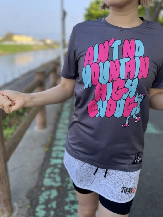 【Ladies】STAMP Run&Co | スタンプ ランアンドカンパニー　STAMP Graphic Run Tee "MOUNTAIN HIGH" - PURPLE GREY