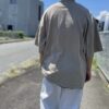 【Men's】THE HOMMARGE EFFORT | ザ・オマージュ　Mockneck Dropshoulder Tee - BEIGE - 画像 (6)