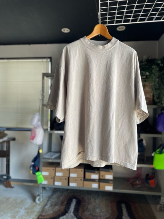 【Men's】THE HOMMARGE EFFORT | ザ・オマージュ　Mockneck Dropshoulder Tee - BEIGE