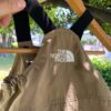【Kid's】THE NORTH FACE | ザ・ノースフェイス　Baby Field Bib - CK クラシックカーキ [NBB32502] - 画像 (7)