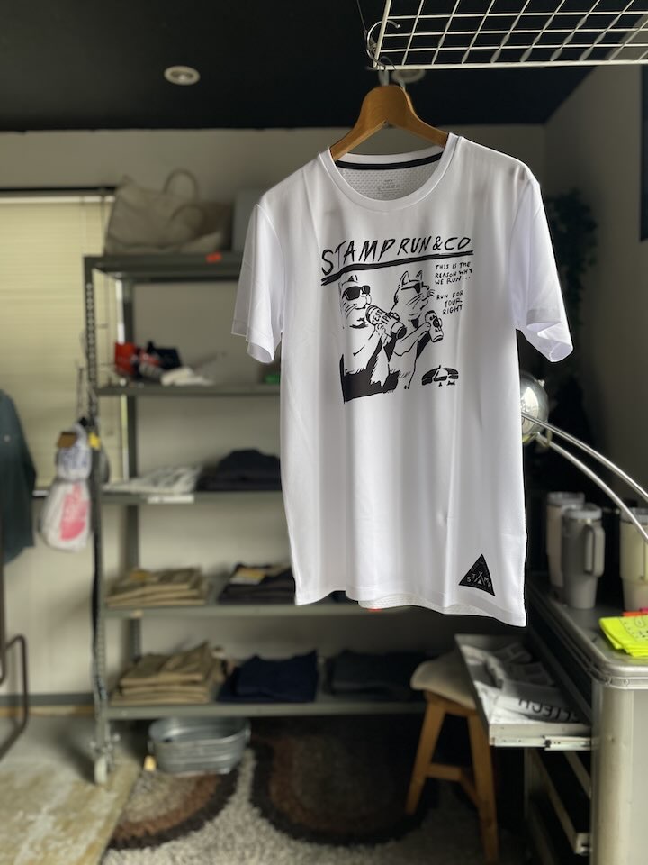 【Unisex】STAMP Run&Co | スタンプ ランアンドカンパニー STAMP Graphic Run Tee "TWO CATS" - WHITE