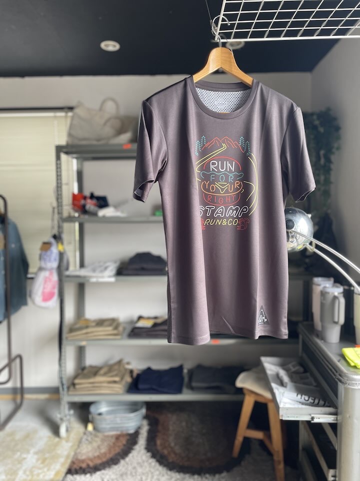 【Men's】STAMP Run&Co | スタンプ ランアンドカンパニー STAMP Graphic Run Tee "Run For Your Right (To Party))" - BLACK