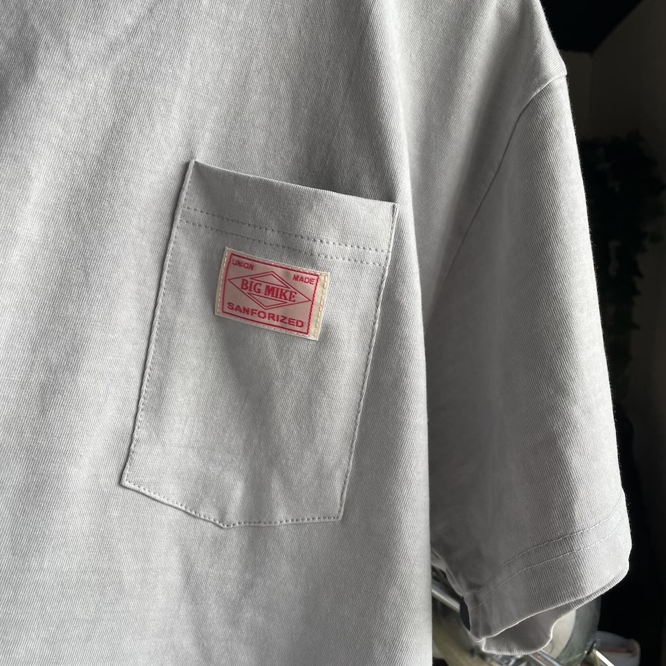 【Men's】BIG MIKE | ビッグマイク Pigment Sunglasses Pocket S/S Tee - ICE GREY - 画像 (8)