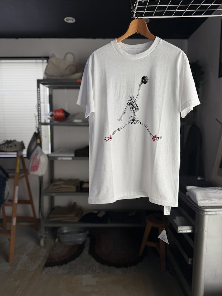 【Unisex】THRIFTY LOOK | スリフティールック Jump Skull Crew S/S Tee - WHITE