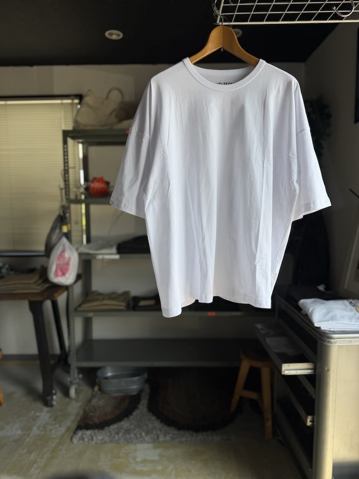 【Men's】Less by SHELTECH | シェルテック Wide Tee - WHITE