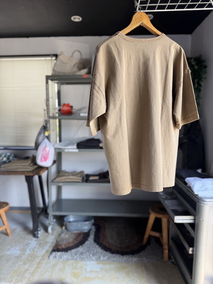 【Men's】Less by SHELTECH | シェルテック Wide Tee - PIGMENT MOCHA - 画像 (7)